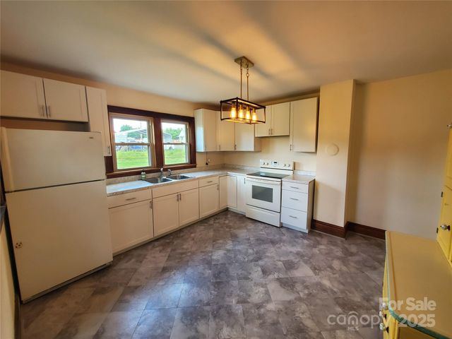 3558 Sunset Grill Street, Connelly Springs, NC 28612