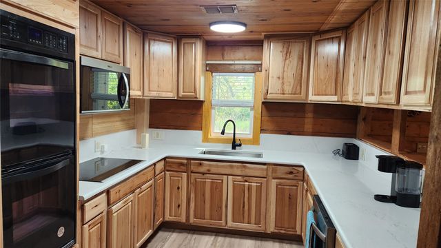 3307 Robinson Creek Drive, Granbury, TX 76048