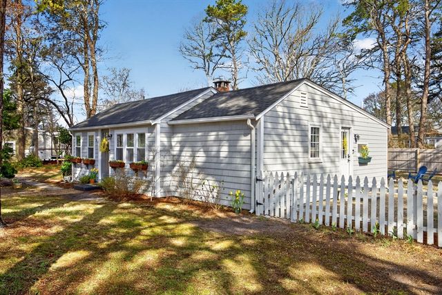 20 Indian Mound Trl, Dennis, MA 02639