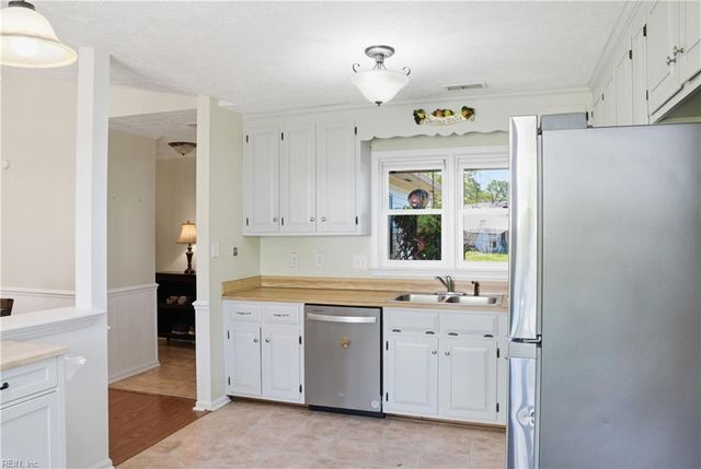 50 Sandy Lake DR, Hampton, VA 23666
