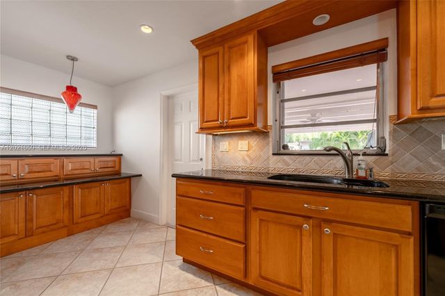 947 Lincoln St, Hollywood, FL 33019