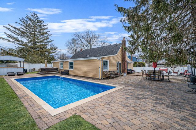 54 Pacific Avenue, Deer Park, NY 11729