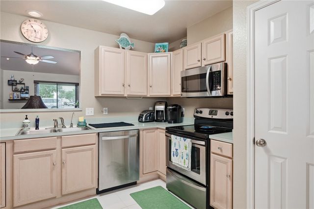 107 Pebble Creek Dr, Rockport, TX 78382
