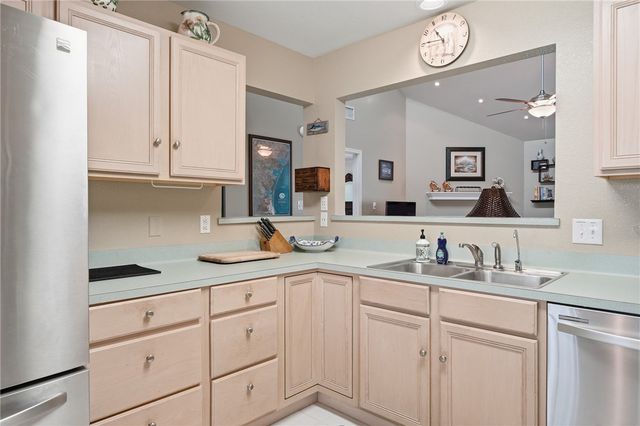 107 Pebble Creek Dr, Rockport, TX 78382
