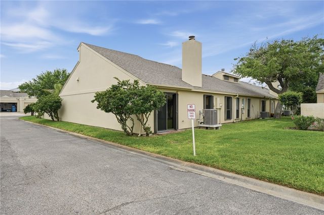 107 Pebble Creek Dr, Rockport, TX 78382