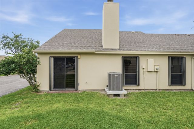 107 Pebble Creek Dr, Rockport, TX 78382