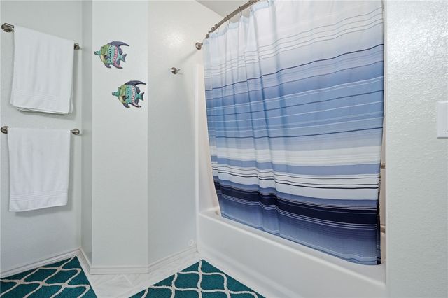 107 Pebble Creek Dr, Rockport, TX 78382