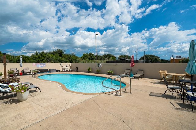 107 Pebble Creek Dr, Rockport, TX 78382
