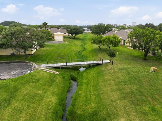 107 Pebble Creek Dr, Rockport, TX 78382