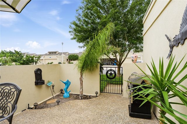 107 Pebble Creek Dr, Rockport, TX 78382
