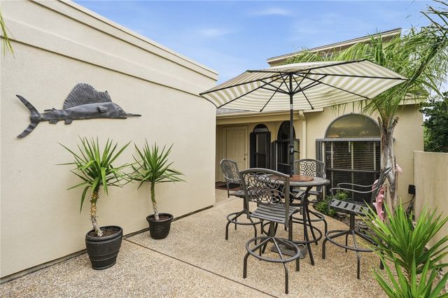 107 Pebble Creek Dr, Rockport, TX 78382