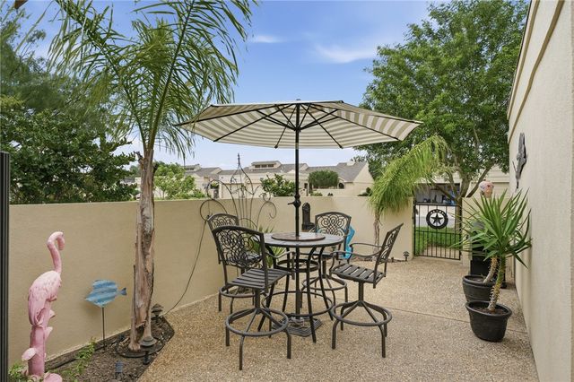 107 Pebble Creek Dr, Rockport, TX 78382