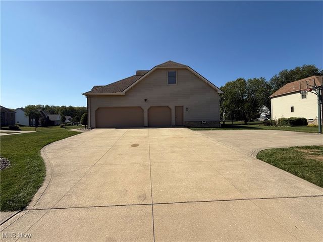 3204 Thorn Tree Drive, North Royalton, OH 44133