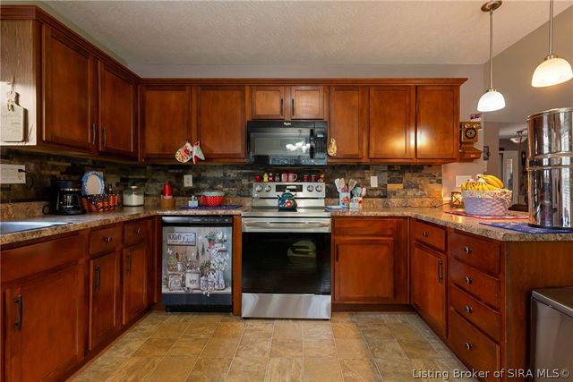 6022 Pine View Court, Jeffersonville, IN 47130