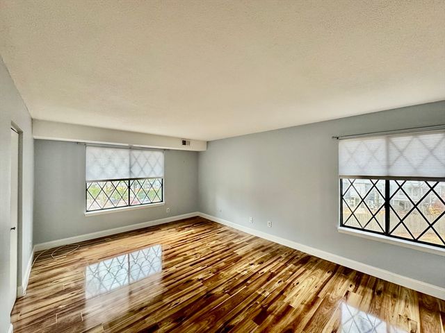 4700 N Main St 3E, Fall River, MA 02720