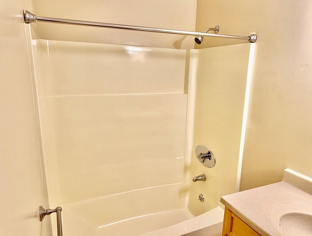 4700 N Main St 3E, Fall River, MA 02720