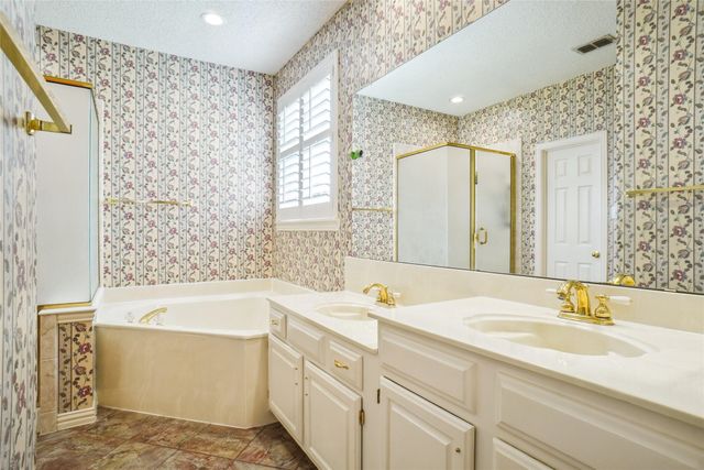 448 Shade Tree Circle, Hurst, TX 76054