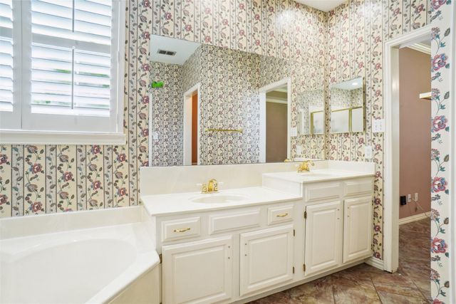 448 Shade Tree Circle, Hurst, TX 76054