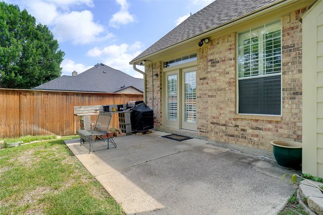 448 Shade Tree Circle, Hurst, TX 76054