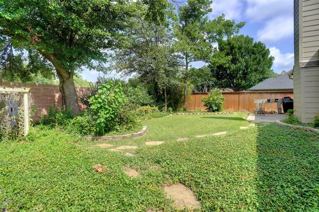 448 Shade Tree Circle, Hurst, TX 76054