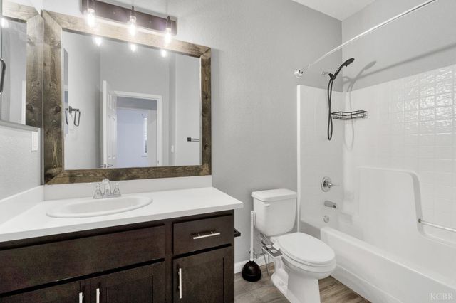 1113 Greenbrier Drive, Hanford, CA 93230