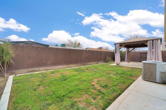 1113 Greenbrier Drive, Hanford, CA 93230
