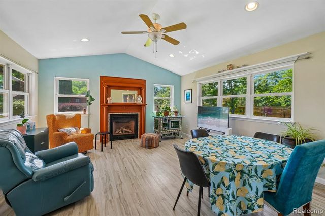 2714 Silverstone Lane, Waterford, MI 48329