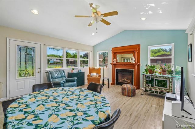 2714 Silverstone Lane, Waterford, MI 48329