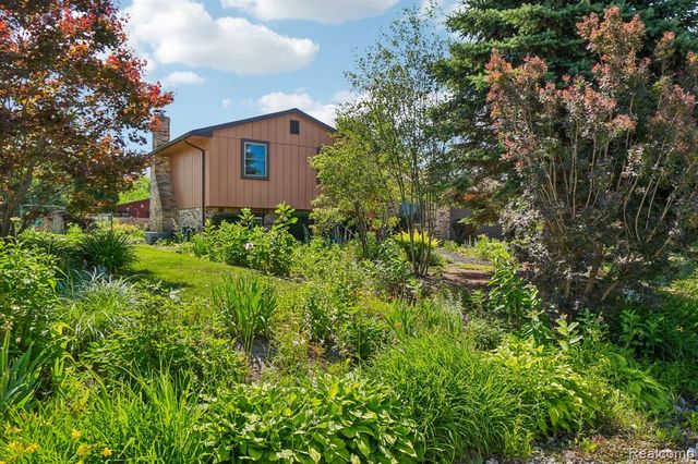 2714 Silverstone Lane, Waterford, MI 48329