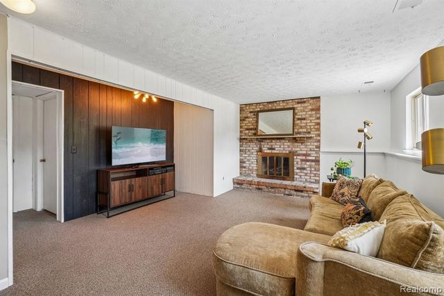 2714 Silverstone Lane, Waterford, MI 48329