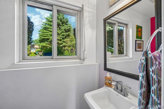 2714 Silverstone Lane, Waterford, MI 48329