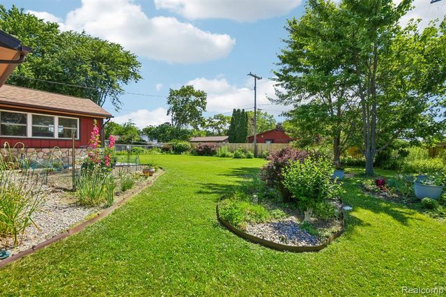 2714 Silverstone Lane, Waterford, MI 48329