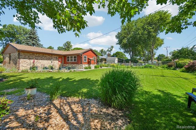 2714 Silverstone Lane, Waterford, MI 48329
