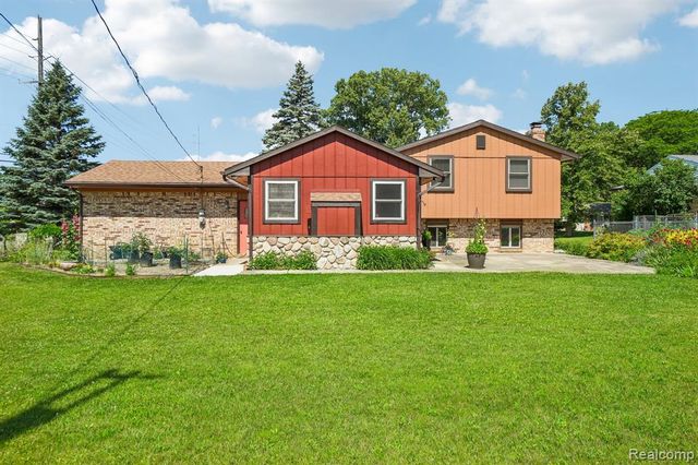 2714 Silverstone Lane, Waterford, MI 48329
