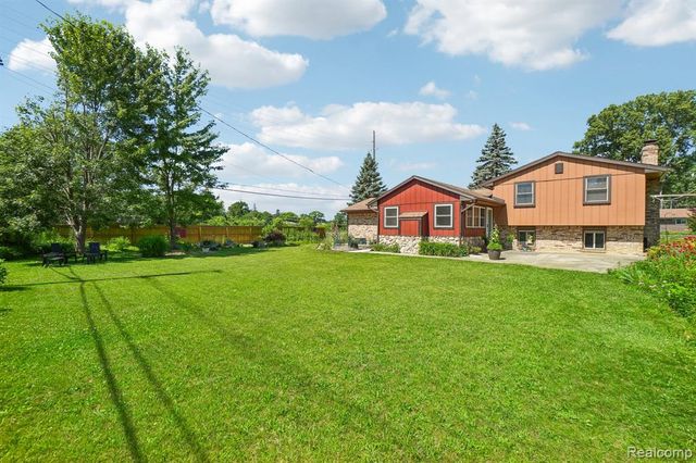 2714 Silverstone Lane, Waterford, MI 48329