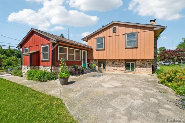 2714 Silverstone Lane, Waterford, MI 48329