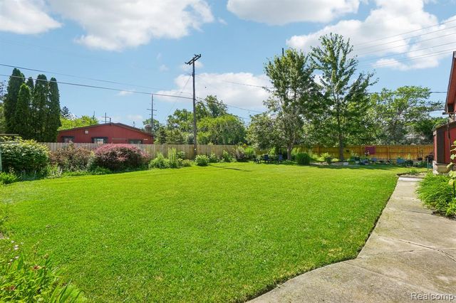 2714 Silverstone Lane, Waterford, MI 48329
