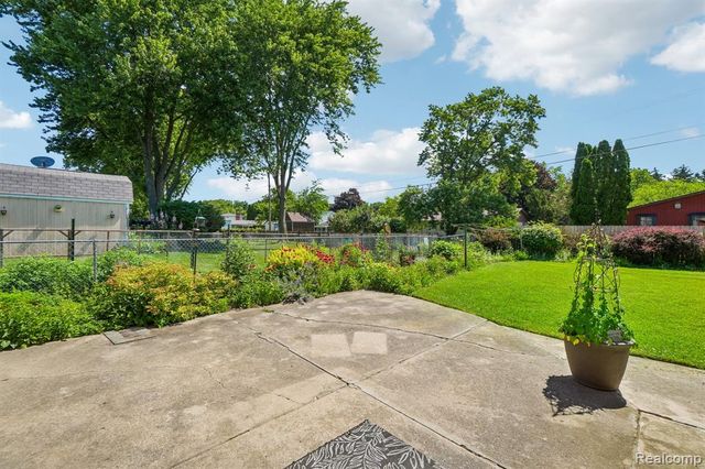 2714 Silverstone Lane, Waterford, MI 48329