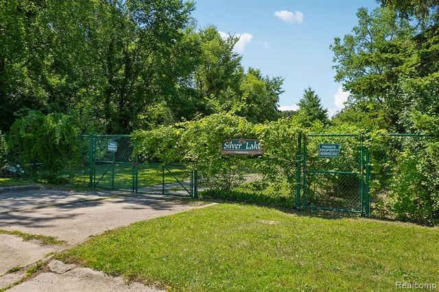 2714 Silverstone Lane, Waterford, MI 48329