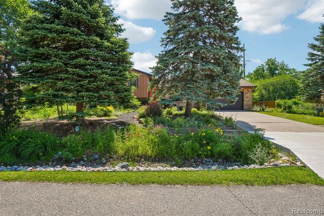 2714 Silverstone Lane, Waterford, MI 48329