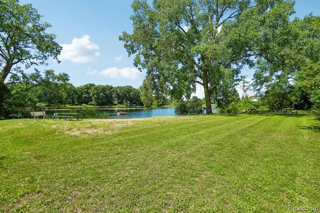 2714 Silverstone Lane, Waterford, MI 48329