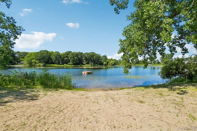 2714 Silverstone Lane, Waterford, MI 48329