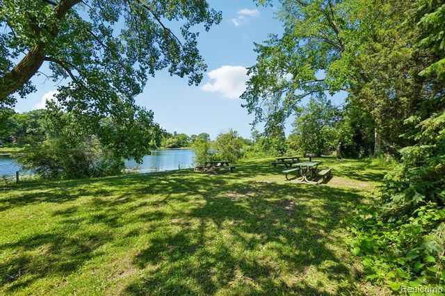 2714 Silverstone Lane, Waterford, MI 48329