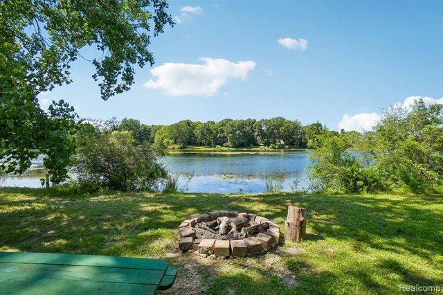 2714 Silverstone Lane, Waterford, MI 48329