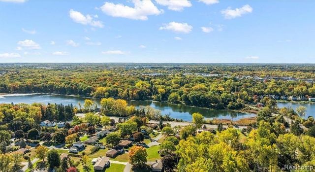 2714 Silverstone Lane, Waterford, MI 48329