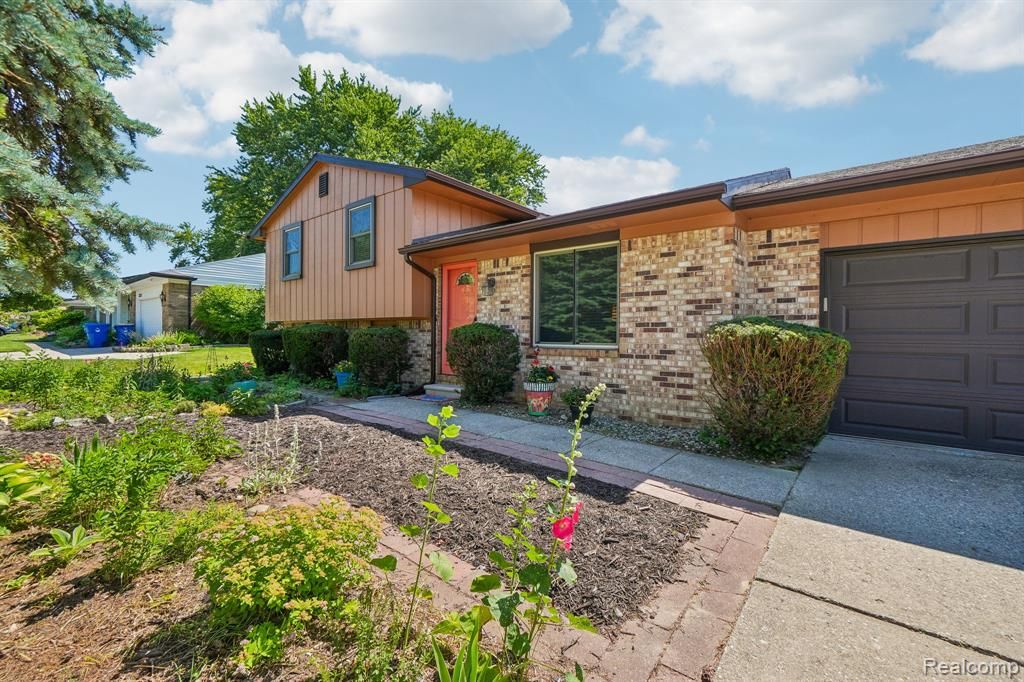 2714 Silverstone Lane, Waterford, MI 48329