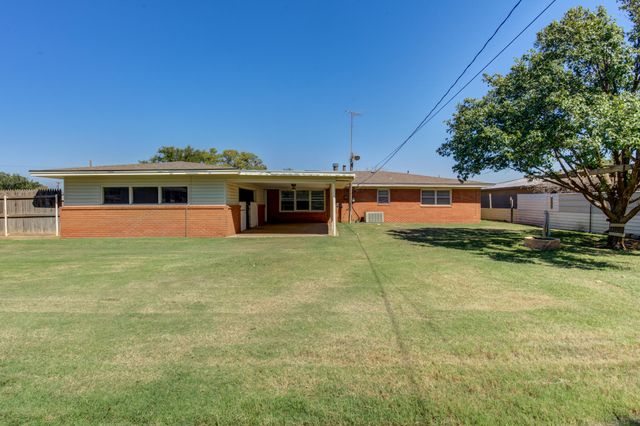 1212 E Broadway Street, Brownfield, TX 79316