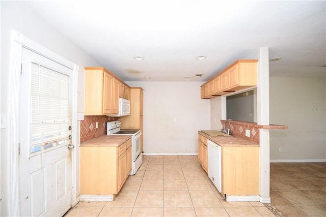 728 S Fuqua St, Rockport, TX 78382