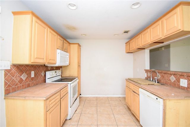 728 S Fuqua St, Rockport, TX 78382