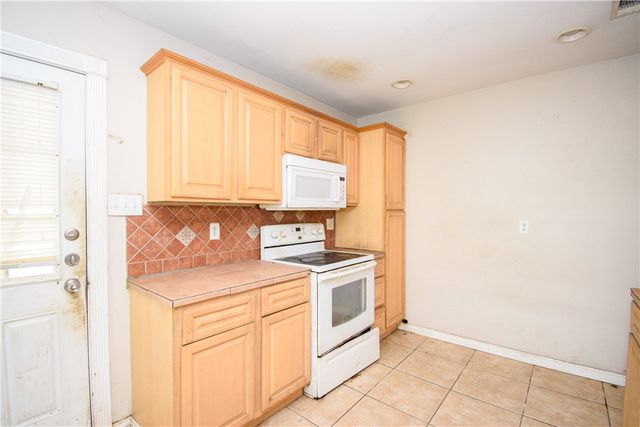 728 S Fuqua St, Rockport, TX 78382